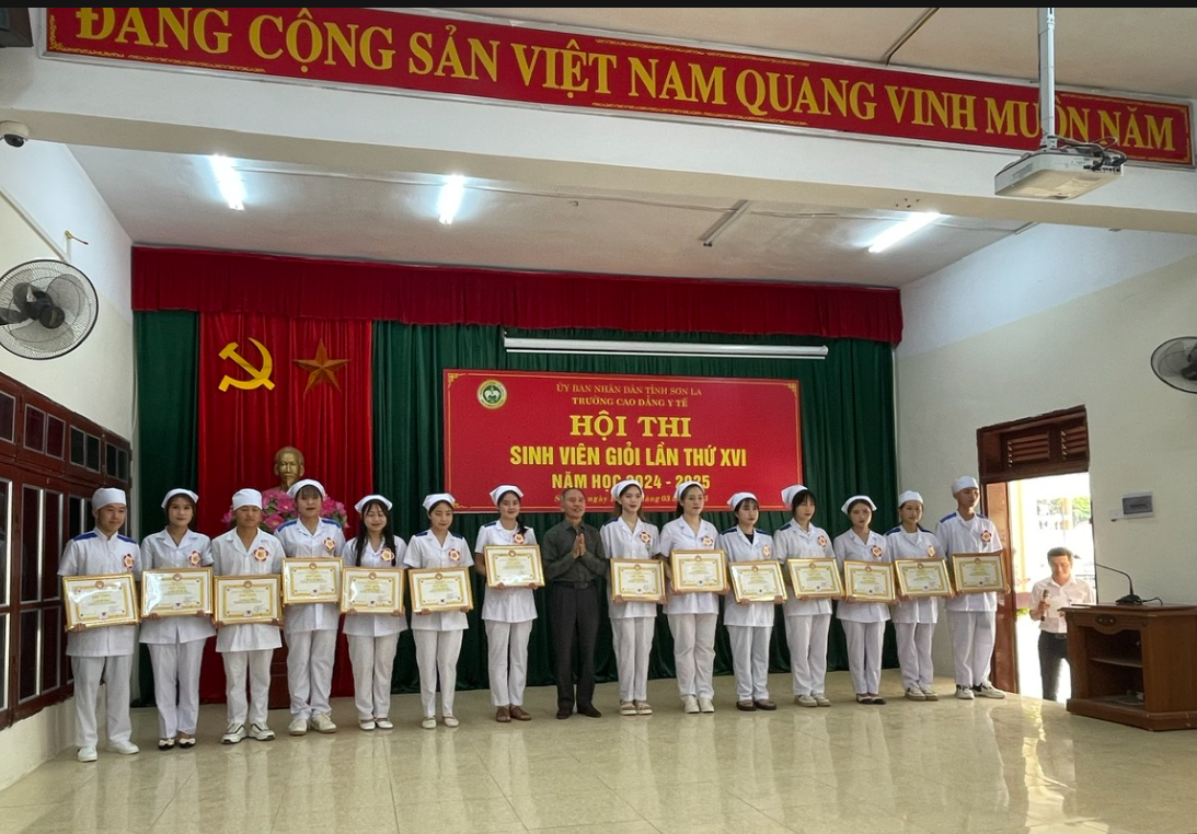 Hội Khuyến học tỉnh đã dự và trao giấy khen, tiền thưởng cho 14 sinh viên xuất sắc đạt giải Nhất