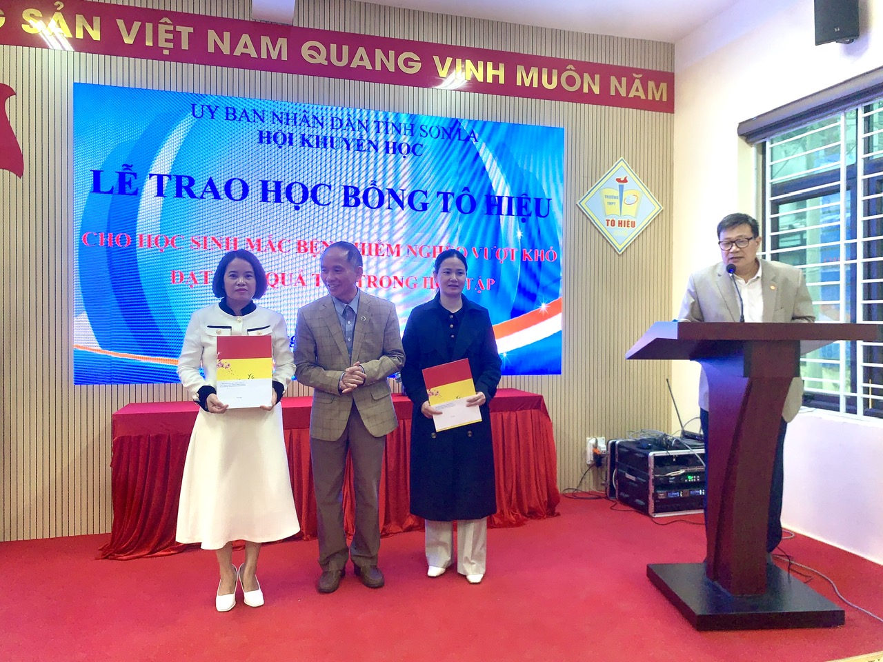 Hội Khuyến học tỉnh Sơn La trao học bổng Tô Hiệu  cho học sinh mắc bệnh hiểm nghèo