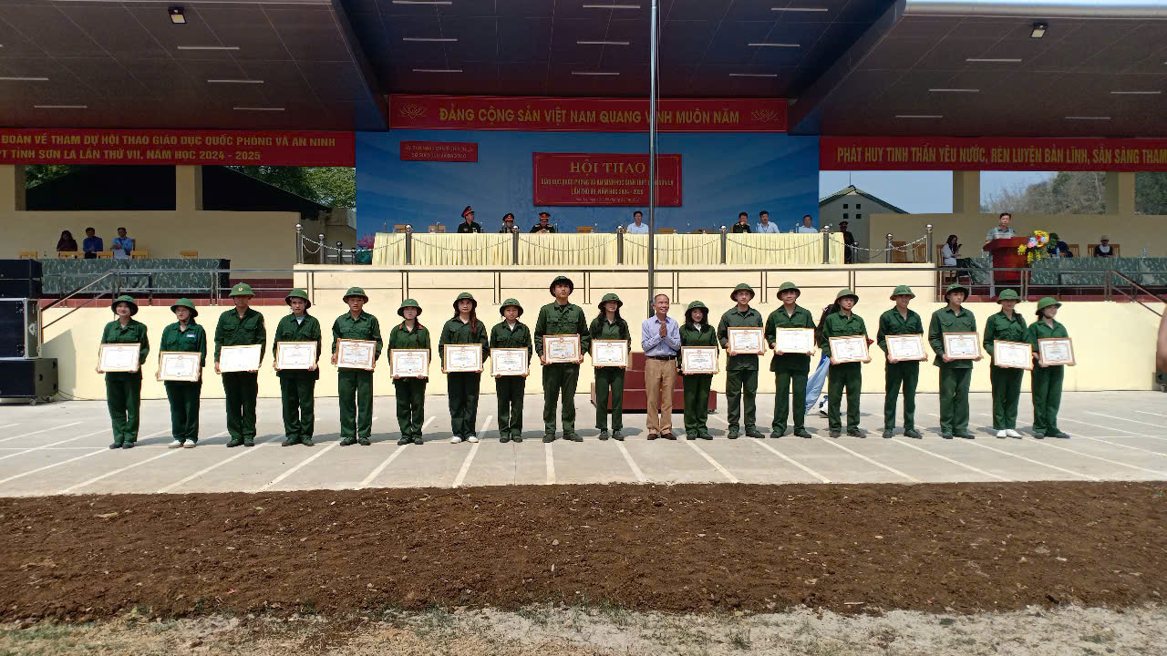 Hội Khuyến học tỉnh Sơn đã trao khen thưởng cho 12 tập thể và 36 cá nhân học sinh có thành tích xuất sắc tại Hội thao Giáo dục quốc phòng và an ninh học sinh THPT tỉnh Sơn La lần thứ VII, năm học 2024-2025 