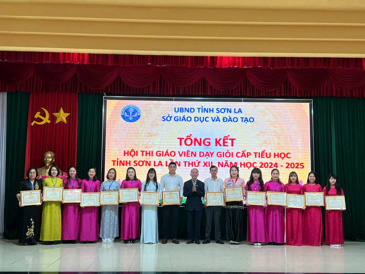 Hội Khuyến học tỉnh trao giấy khen và tiền thưởng cho thầy cô giáo đạt thành tích xuất sắc tại Hội thi giáo viên giỏi cấp Tiểu học tỉnh Sơn La lần thứ XII năm học 2024 - 2025 