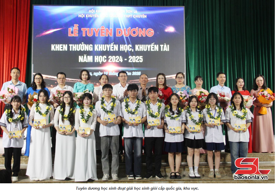 Trường THPT Chuyên Sơn La tuyên dương học sinh và giáo viên năm học 2024-2025