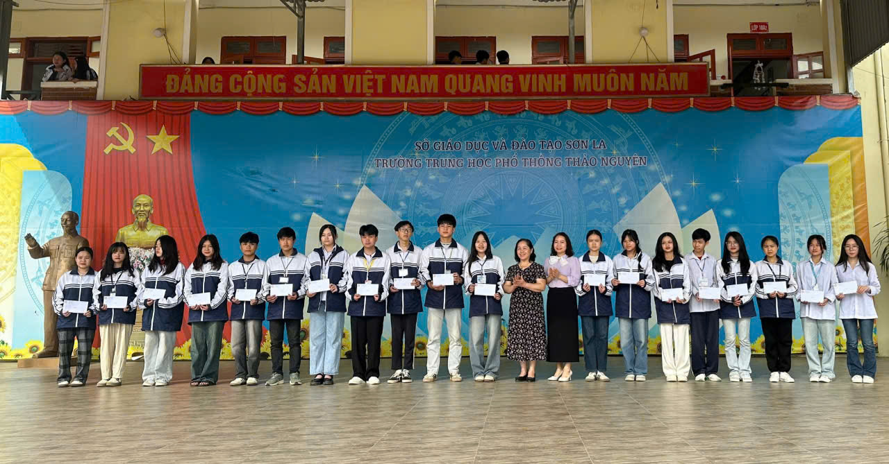 Hội Khuyến học Mộc Châu đã hoàn thành việc trao học bổng tiếp sức mùa thi năm 2025. 