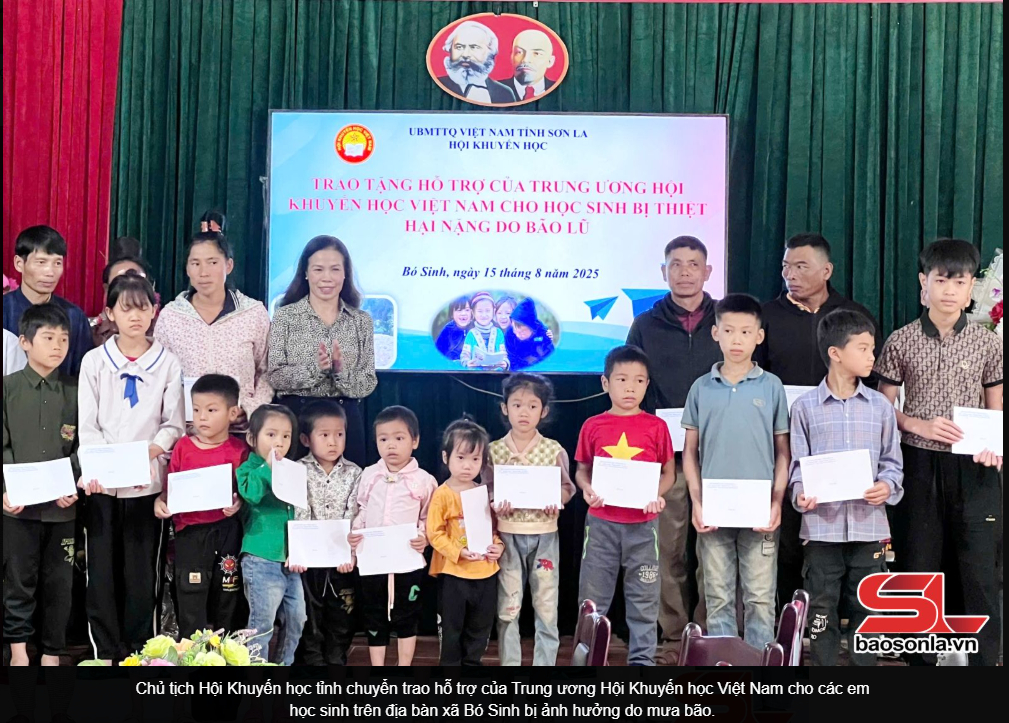 Hội Khuyến học tỉnh trao quà hỗ trợ học sinh vùng thiên tai 