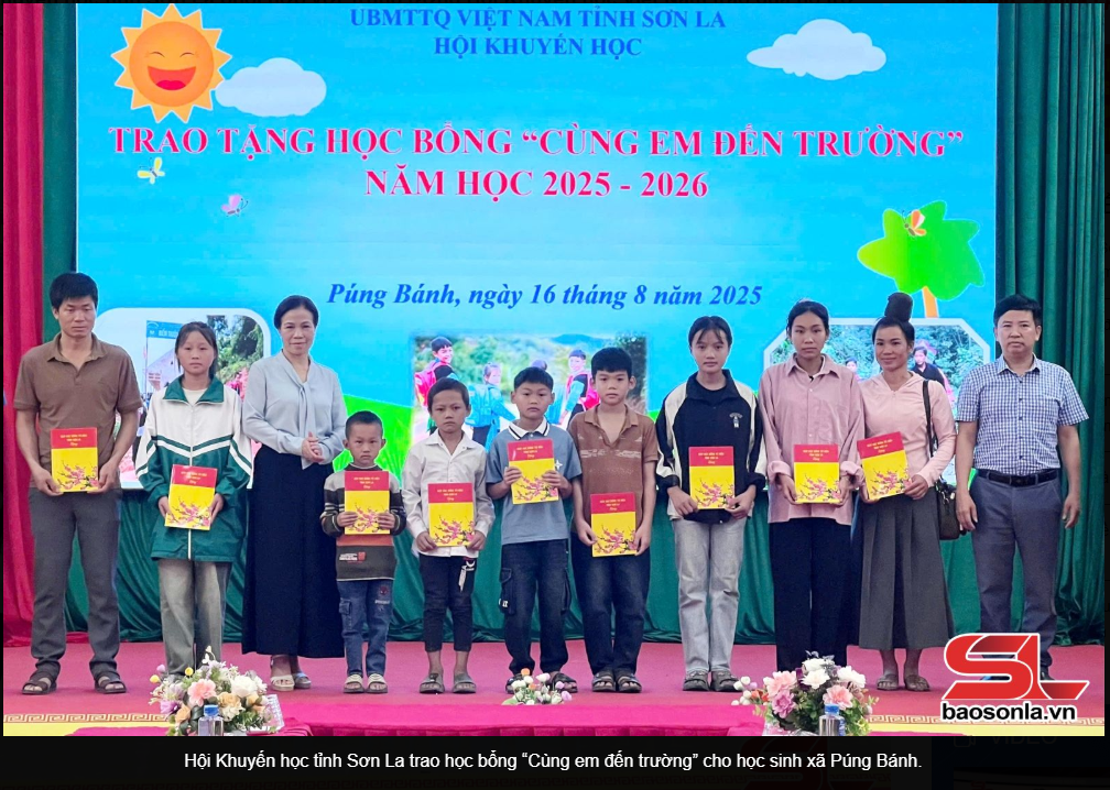 Trao quà, học bổng tiếp sức học sinh vùng lũ đến trường