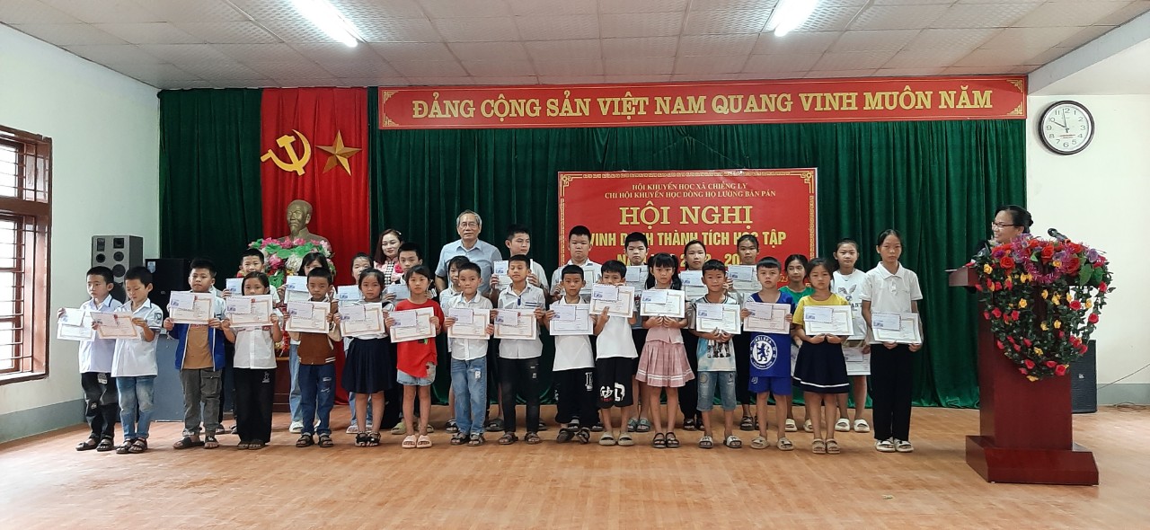 Chi hội khuyến học dòng họ Lường ( Bản Pán, xã Chiềng Ly, huyện Thuận Châu, tỉnh Sơn La) tổ chức Hội nghị vinh danh thành tích học tập của các cháu học sinh năm học 2022 - 2023. 