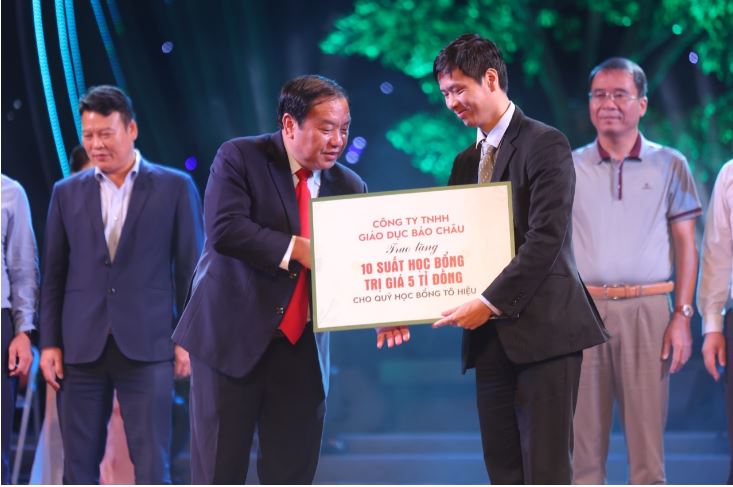 Quỹ học bổng Tô Hiệu tiếp nhận ủng hộ từ Đêm nhạc “Khát vọng sống” 
