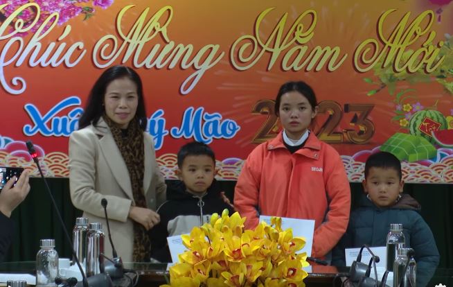 Hội Khuyến học tỉnh trao học bổng cho học sinh có hoàn cảnh khó khăn tại huyện Vân Hồ...