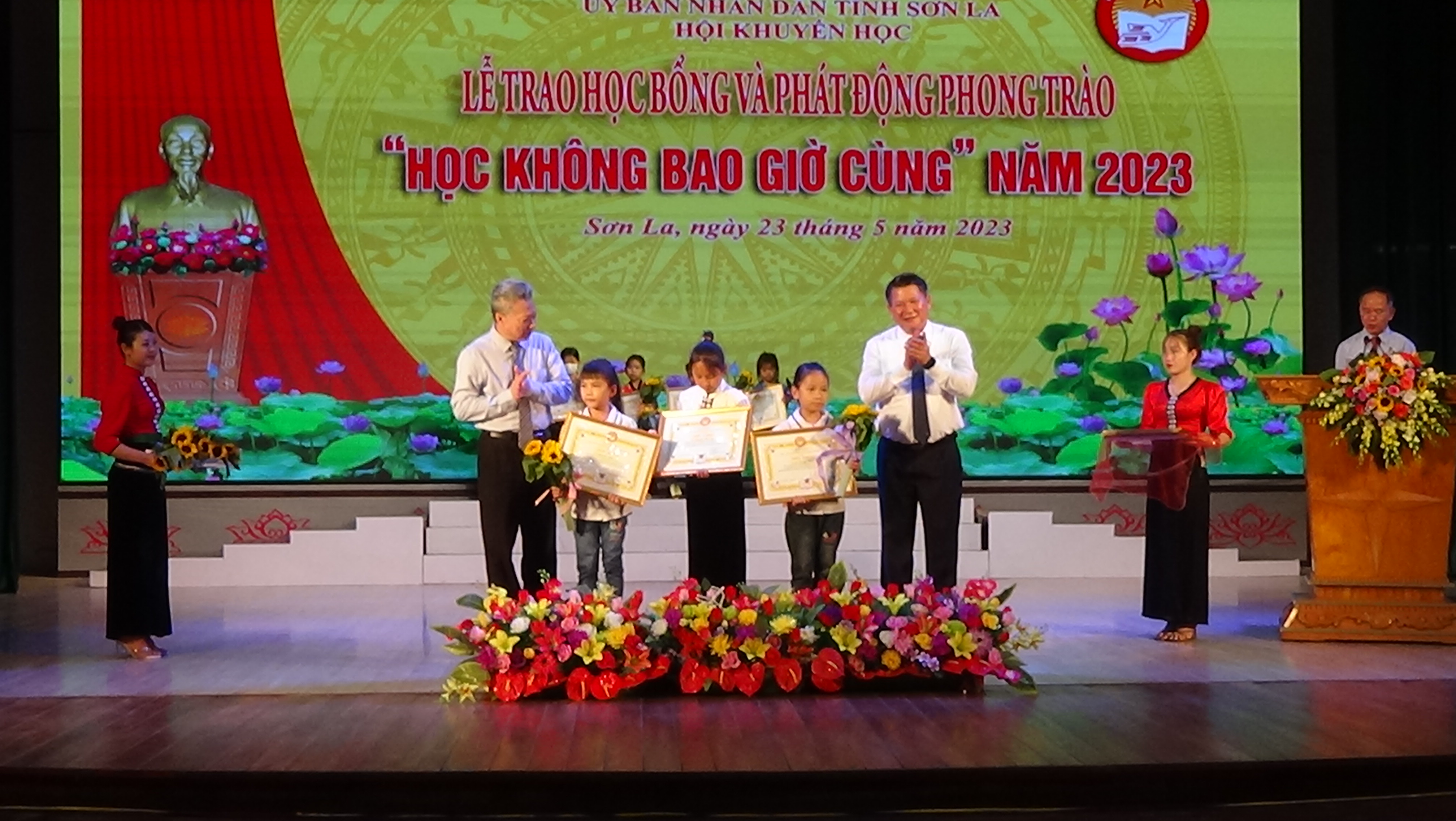 Lễ trao học bổng và phát động phong trào 