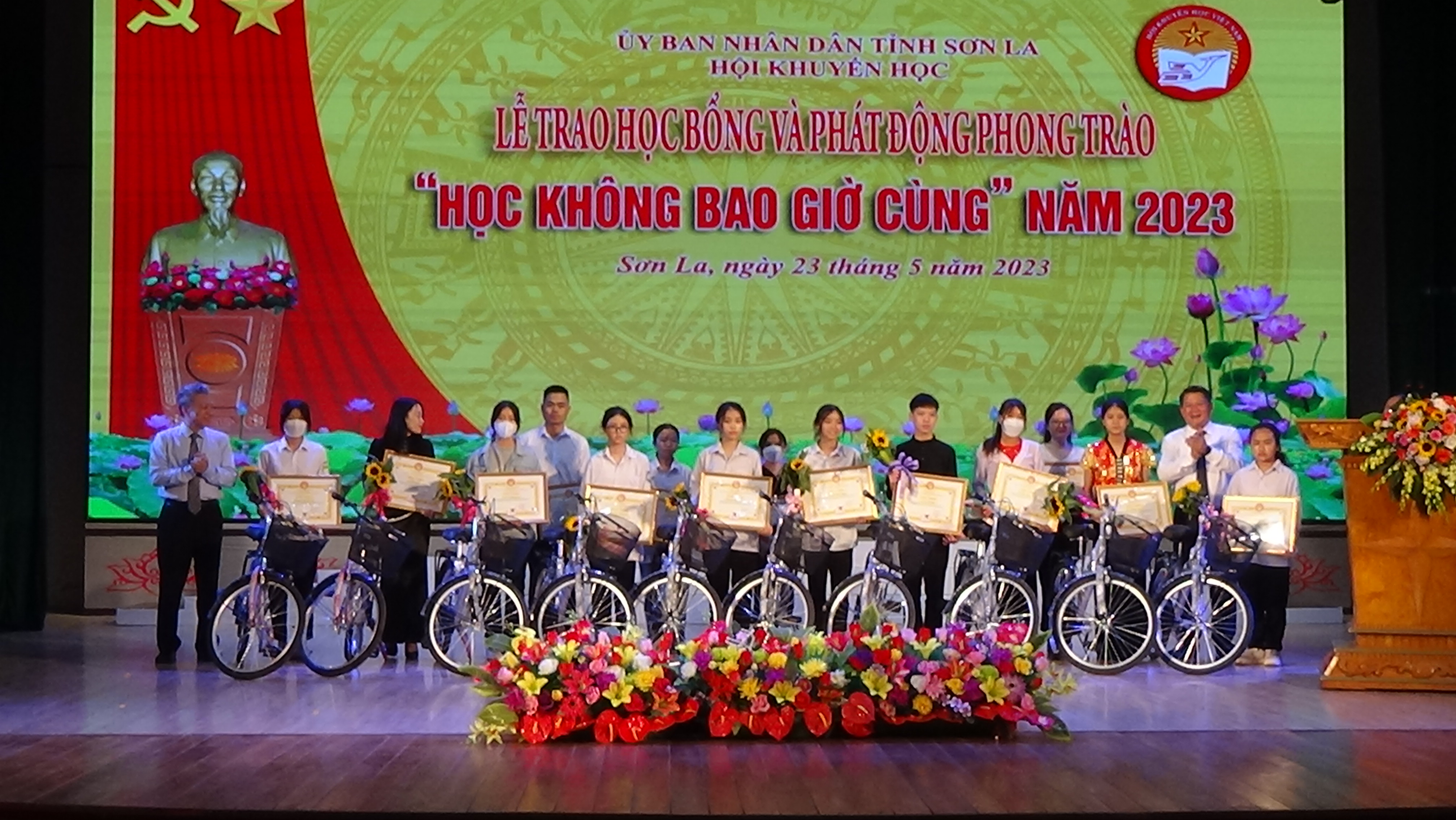 CÁC DOANH NGHIỆP TỈNH SƠN LA THÔNG QUA QUỸ HỌC BỔNG TÔ HIỆU TẶNG 55 CHIẾC XE ĐẠP CHO HỌC SINH  TRONG CHƯƠNG TRÌNH TRAO HỌC BỔNG "HỌC KHÔNG BAO GIỜ CÙNG" 